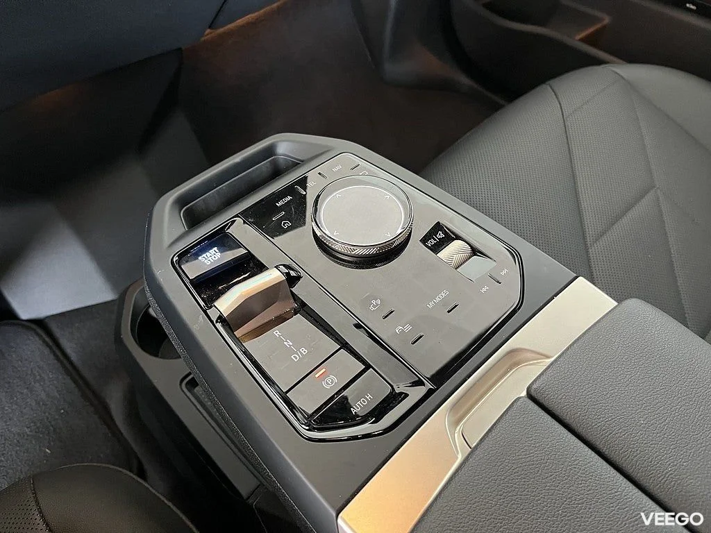 BMW iX xDrive40 M Sport Innovation 22" Drag Rattvärme H/K 0kW