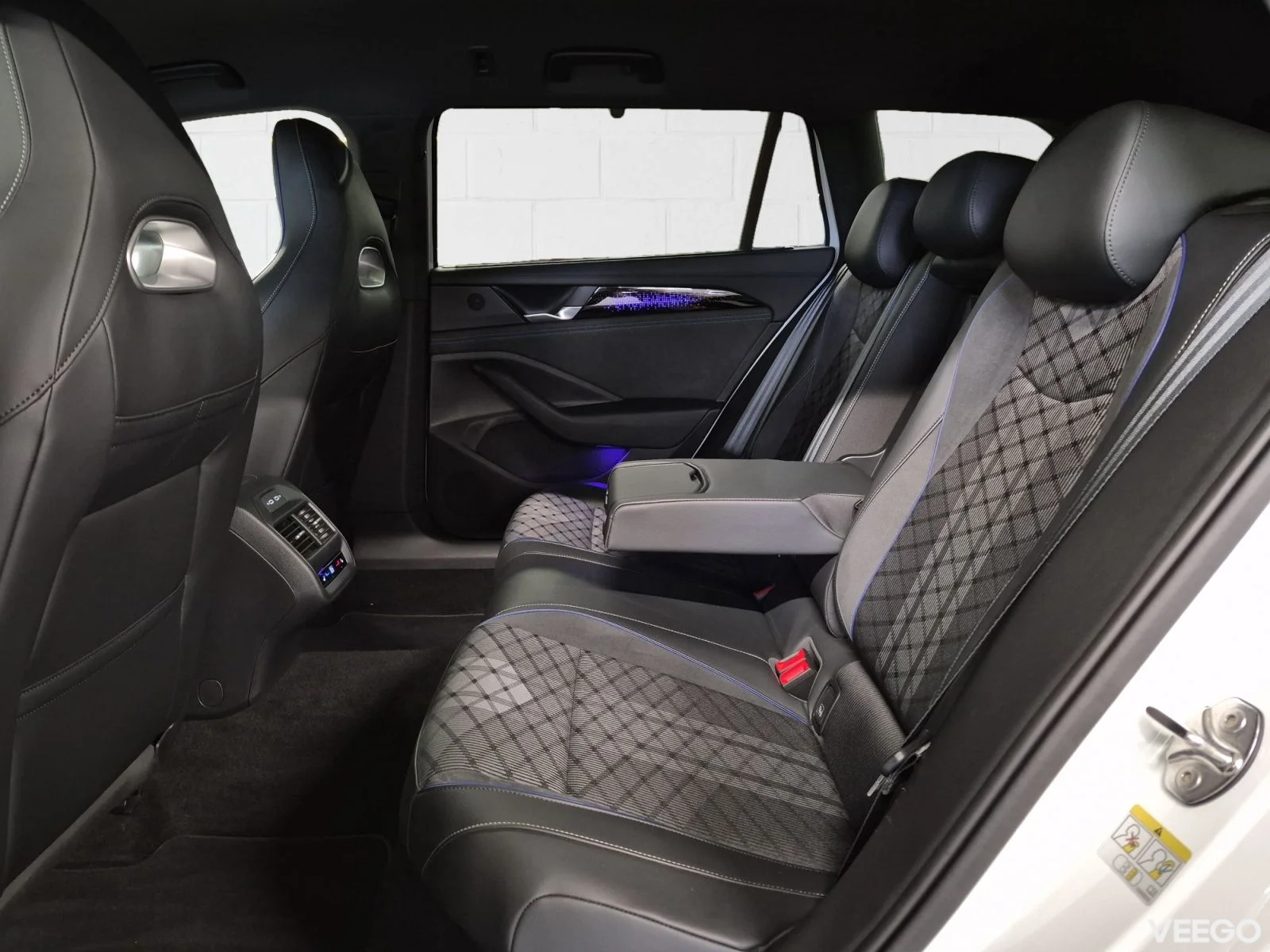Volkswagen Passat Variant 4Motion R-Line Black Style 2 142kW