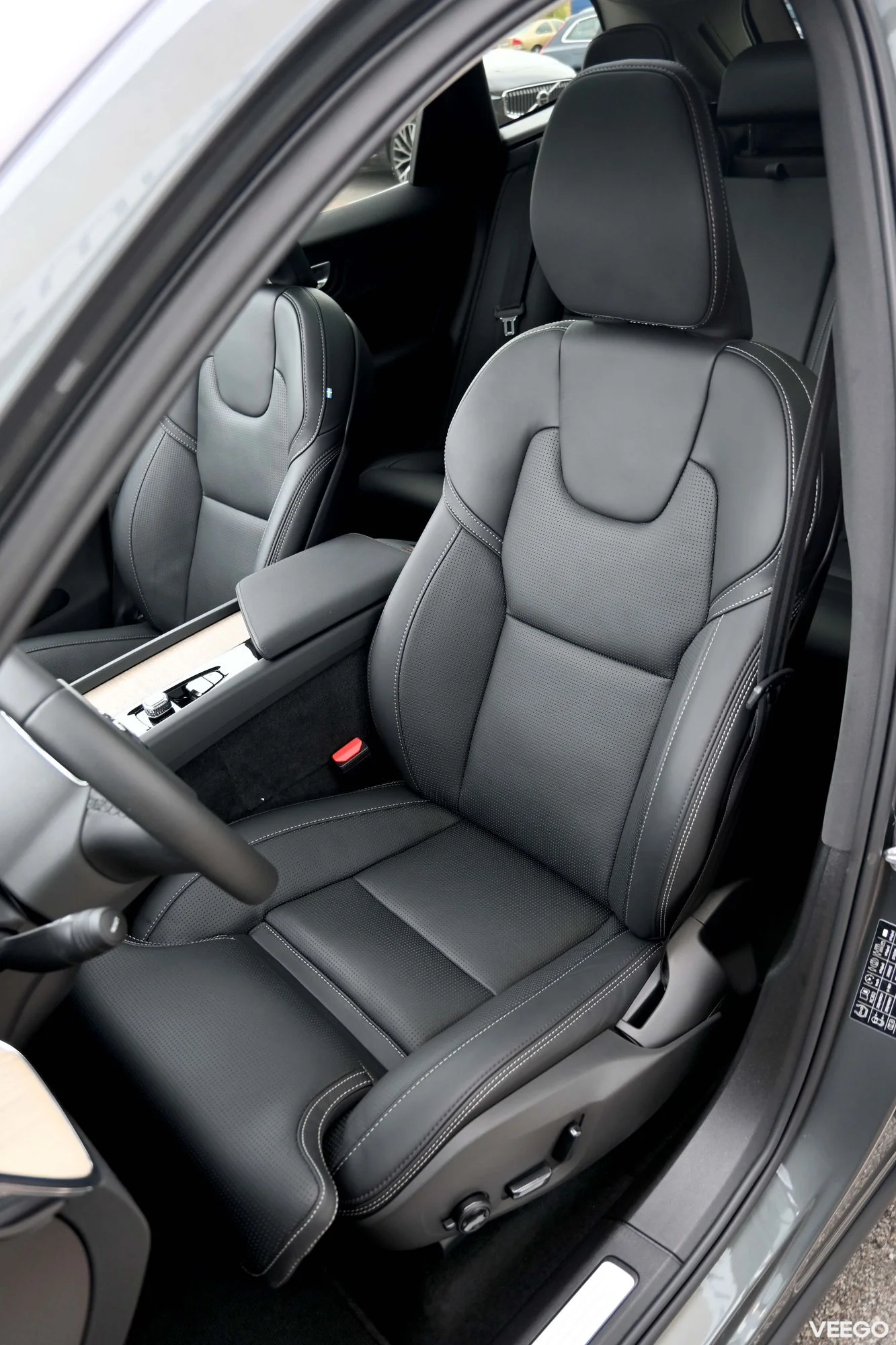 Volvo XC60 AWD B&W 4C LUXURY+ ULTRA BRIGHT INTELLI PRO MY26 2 335kW