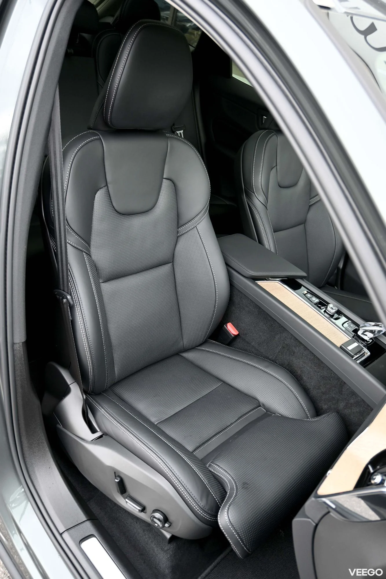 Volvo XC60 AWD B&W 4C LUXURY+ ULTRA BRIGHT INTELLI PRO MY26 2 335kW