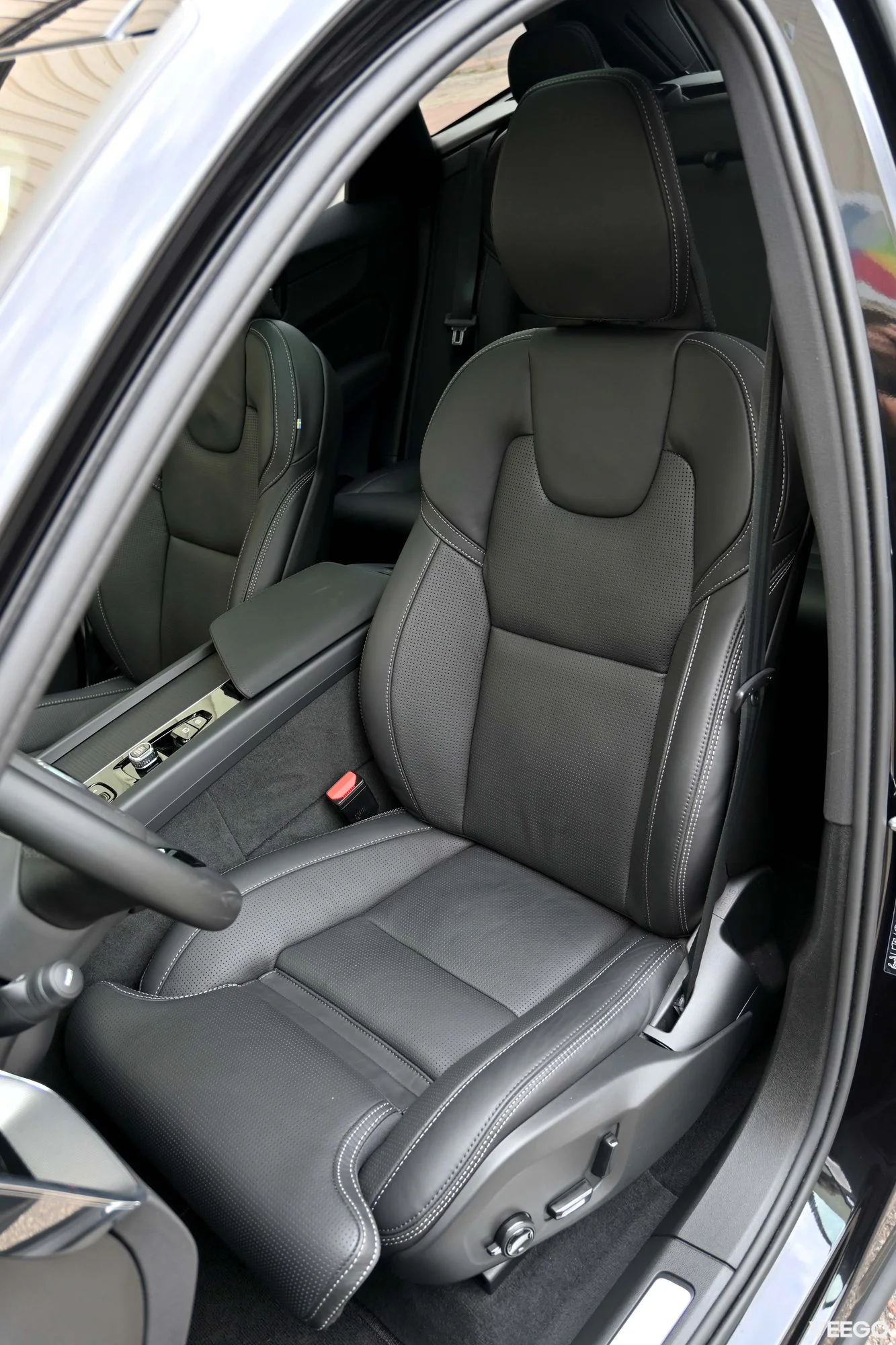 Volvo XC60 AWD B&W 4C LUXURY+ ULTRA BLACK FULL XENIUM INTELLI PRO MY26 2 335kW