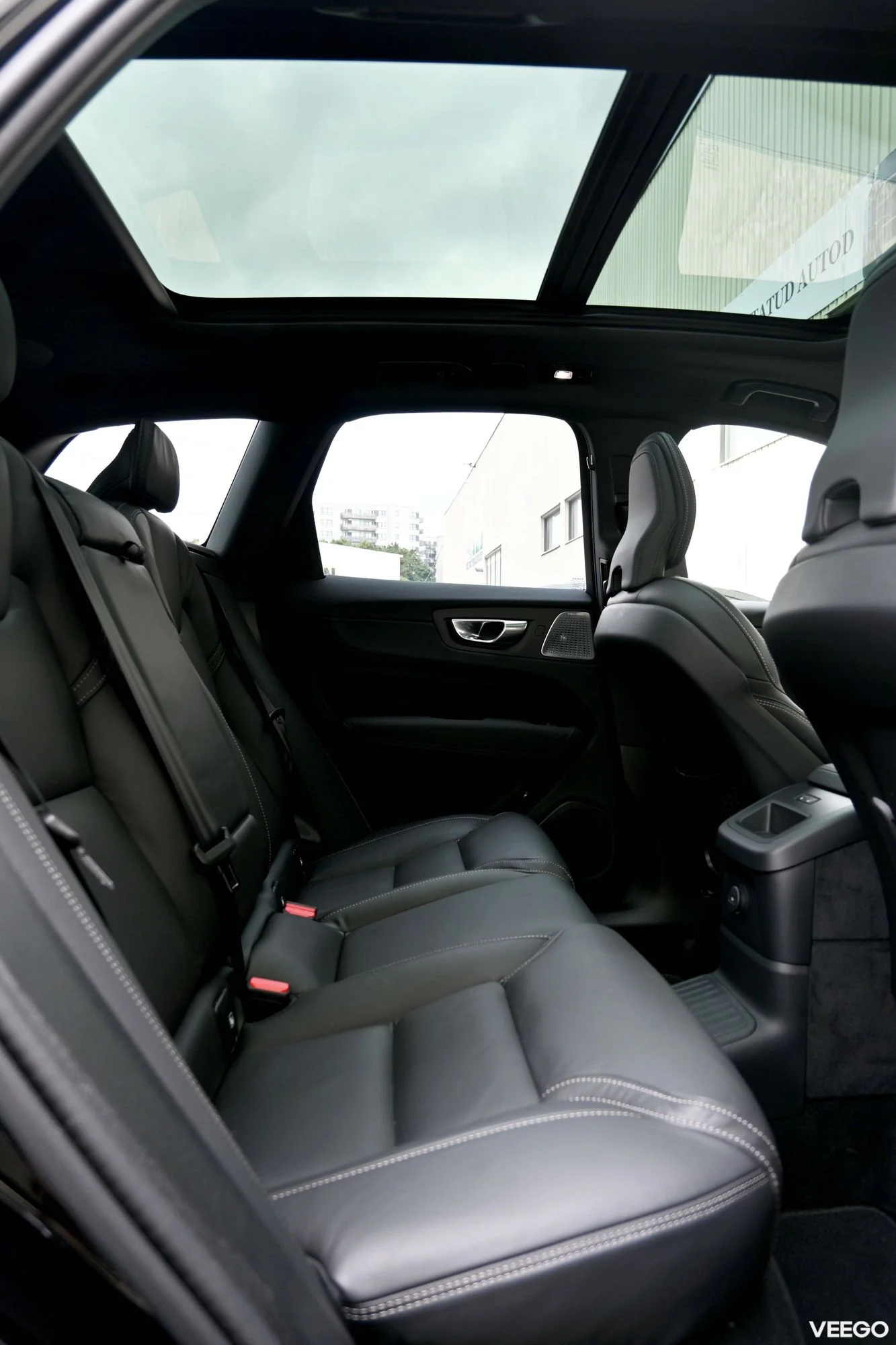 Volvo XC60 AWD B&W 4C LUXURY+ ULTRA BLACK FULL XENIUM INTELLI PRO MY26 2 335kW