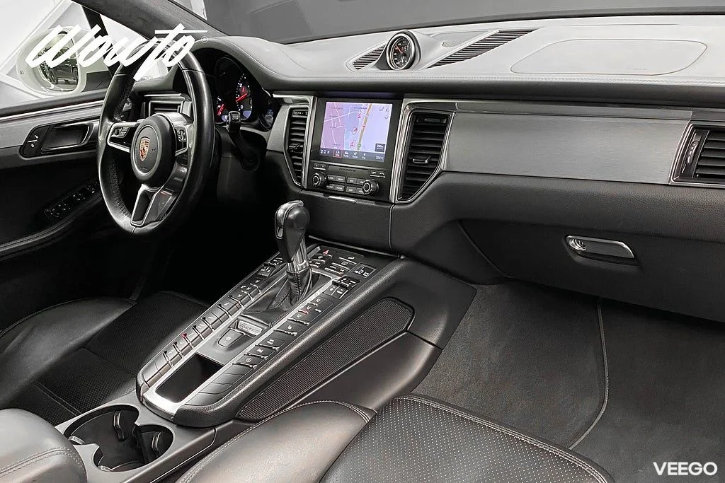 Porsche Macan Turbo PDK 400HK /Drag /Värmare /18-Vägs 294kW