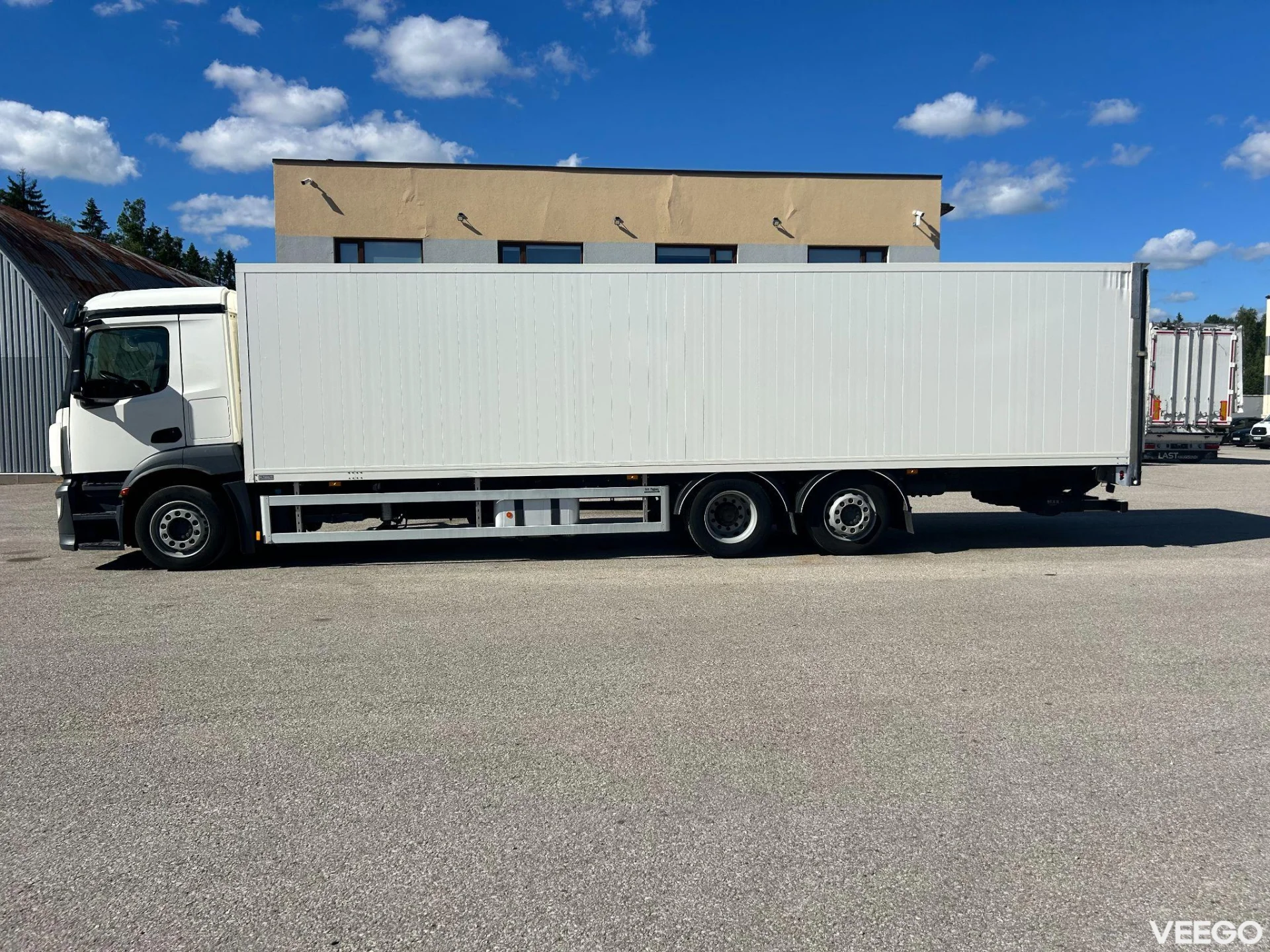 Mercedes-Benz Antos 6X2*4 EURO6 BOX L-9700mm 200kW