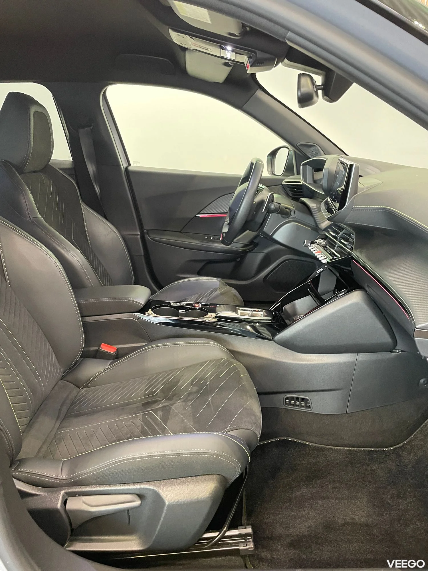 Peugeot 2008 GT Hybrid 1.2 100kW
