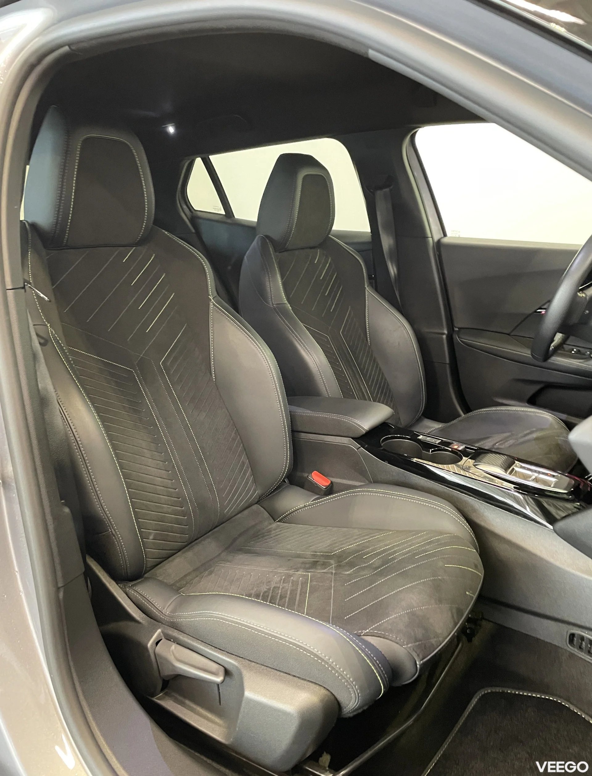 Peugeot 2008 GT Hybrid 1.2 100kW