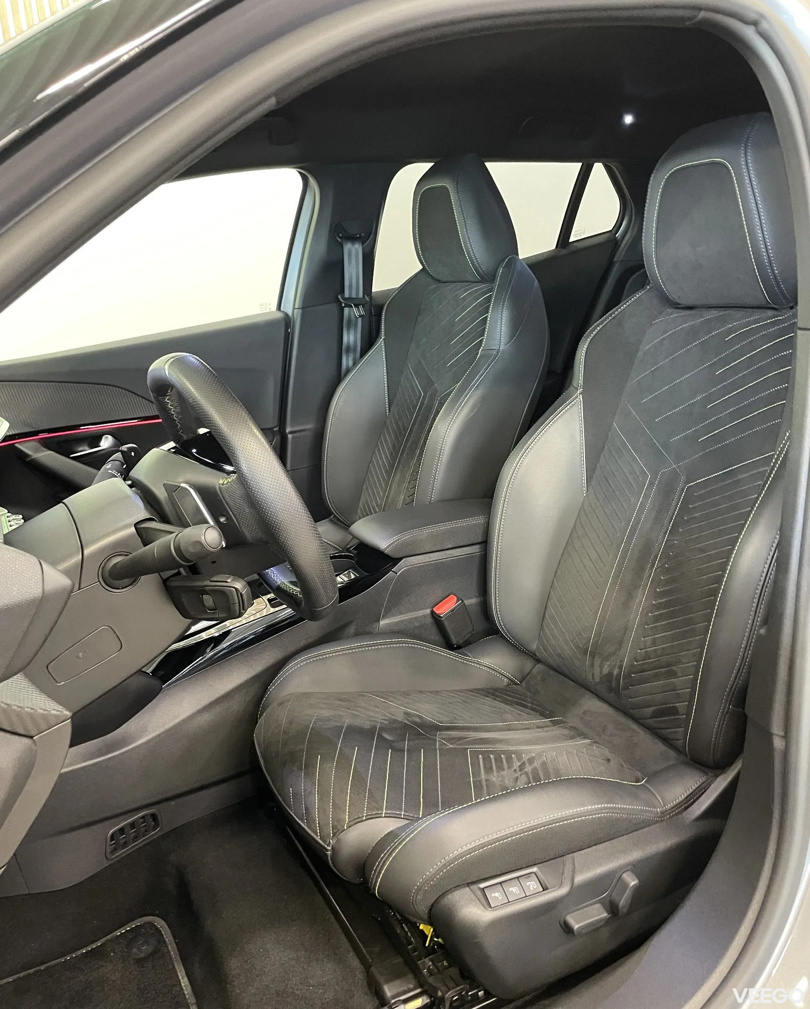Peugeot 2008 GT Hybrid 1.2 100kW