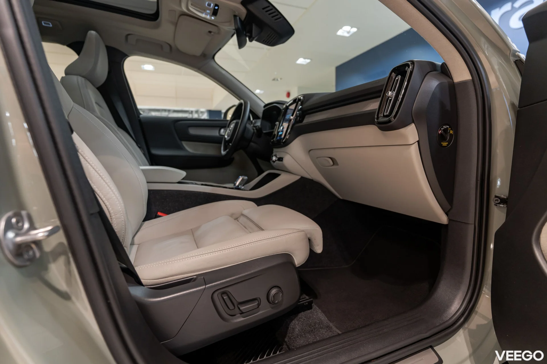 Volvo XC40 2.0 B3 Mild-Hybrid Plus Dark 2WD 2 120kW