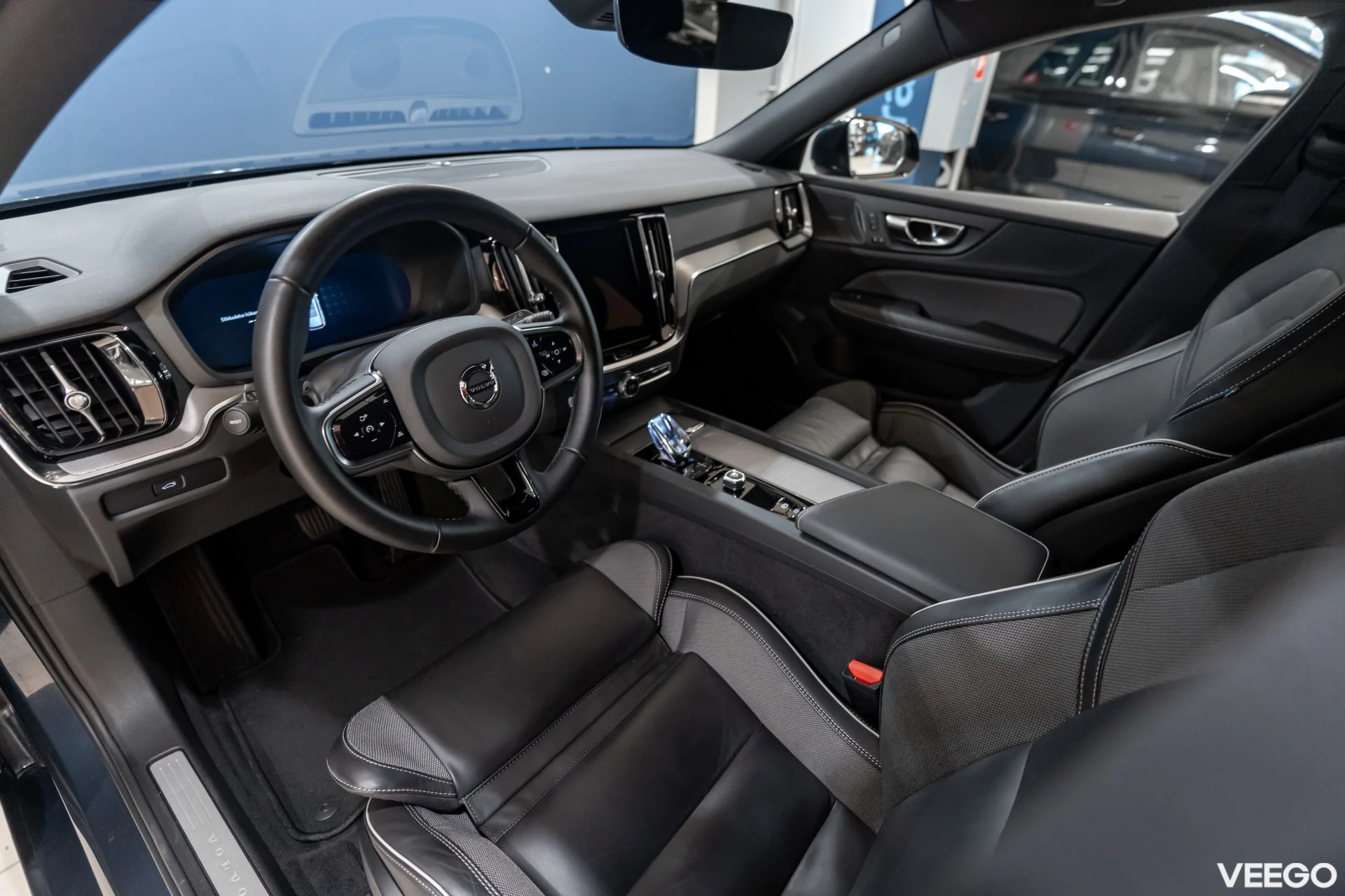 Volvo V60 2.0 B4 Mild-Hybrid Plus Dark 2 145kW