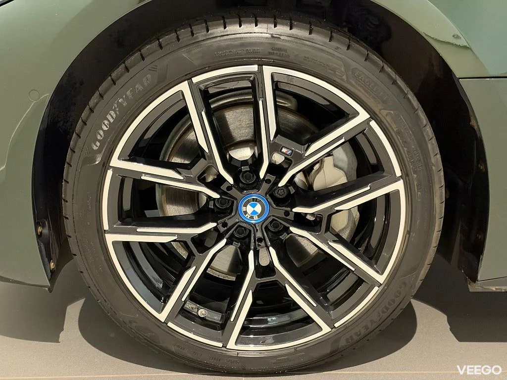 BMW i4 eDrive40 M Sport Glastaklucka Adpt Farth Drag H/K 19" 0kW