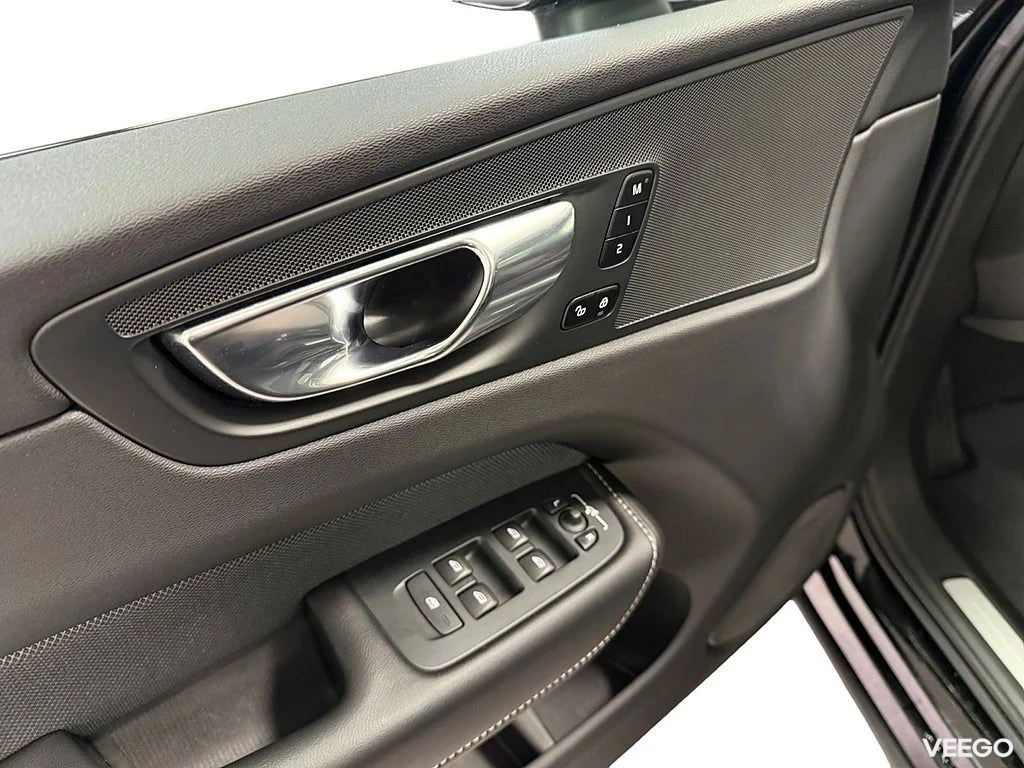 Volvo XC60 Recharge T6 AWD 350HK R-Design /Pano /Drag 257kW