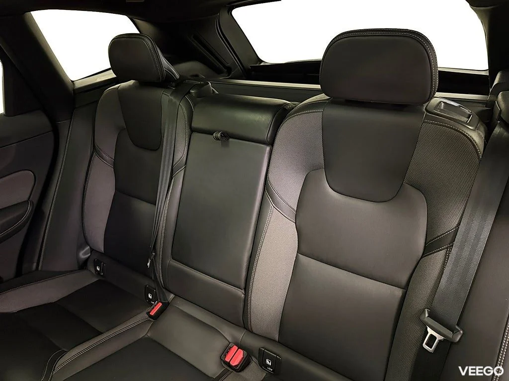 Volvo XC60 Recharge T6 AWD 350HK R-Design /Pano /Drag 257kW