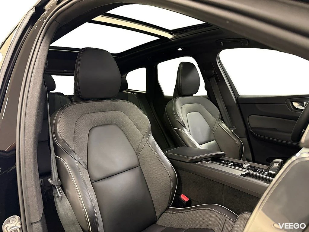 Volvo XC60 Recharge T6 AWD 350HK R-Design /Pano /Drag 257kW