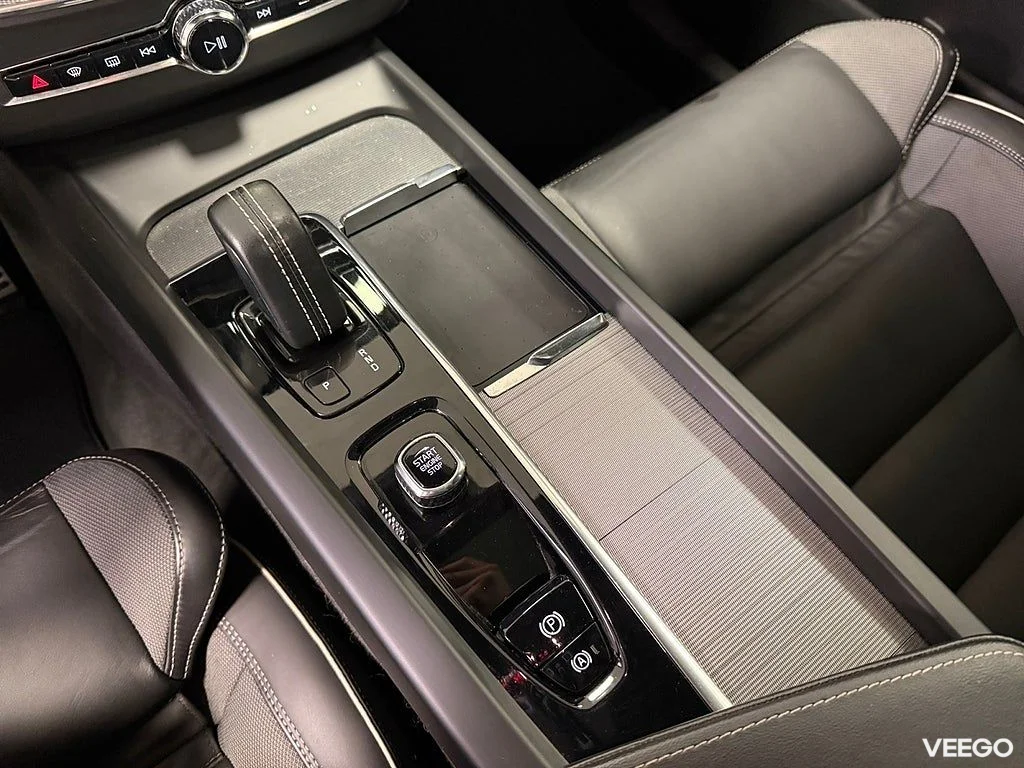 Volvo XC60 Recharge T6 AWD 350HK R-Design /Pano /Drag 257kW