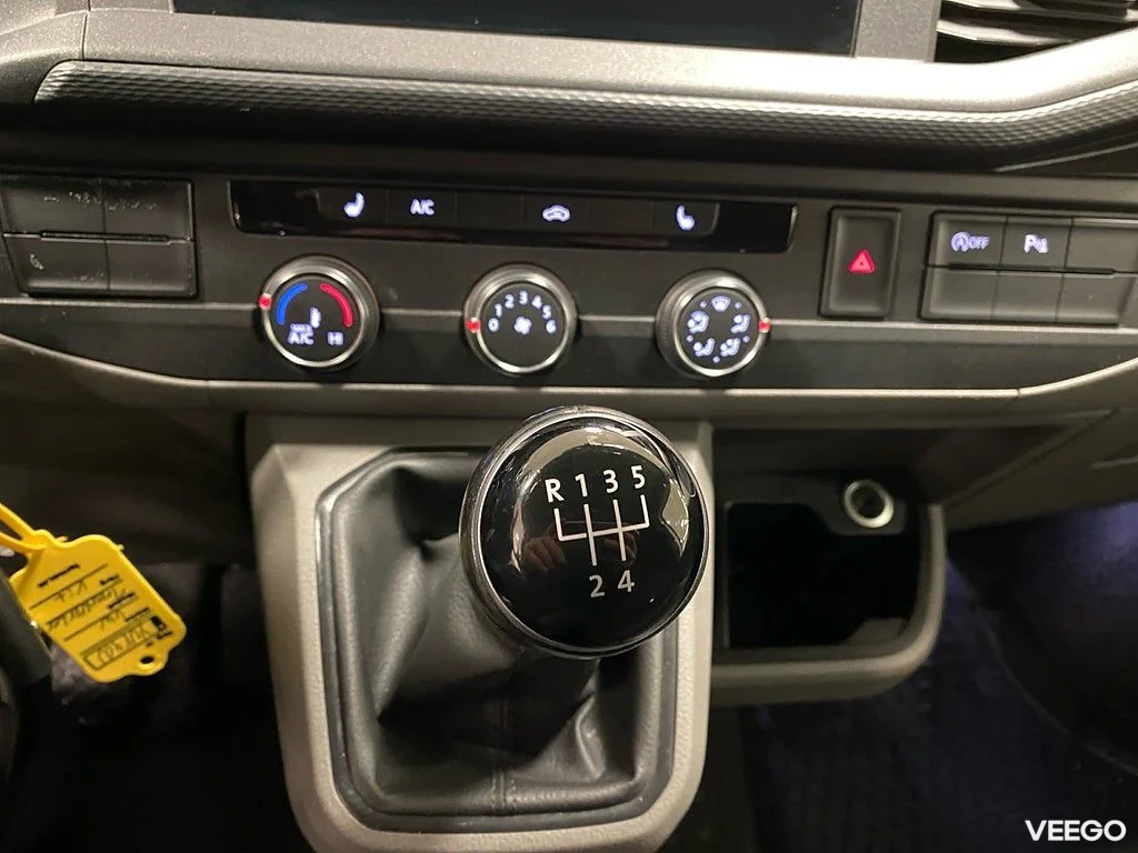 Volkswagen Transporter 2.0 TDI 110HK L2 3-Sits /Drag /Moms 81kW