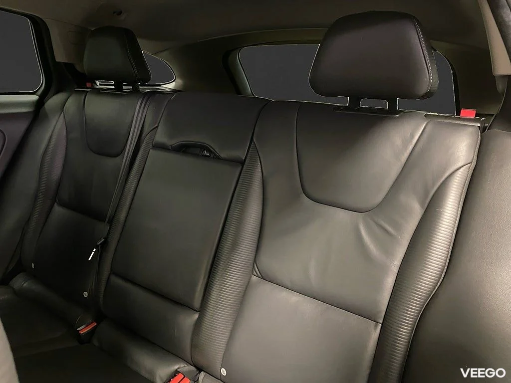 Volvo V60 T6 AWD 329HK Black R /Ferrita /Taklucka 242kW