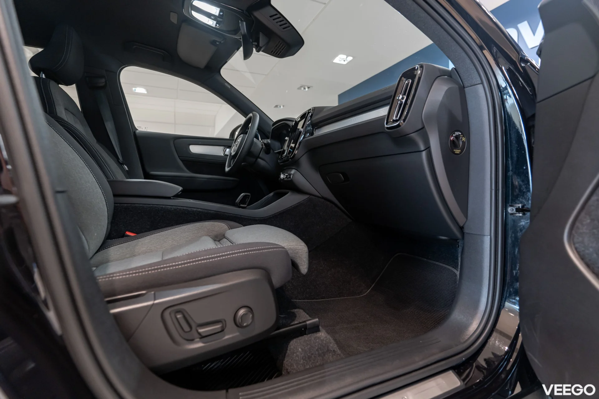 Volvo XC40 2.0 B3 Mild-Hybrid Plus Black Edition 2WD 2 120kW