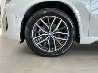 BMW iX1 eDrive20 M Sport Drag HiFi Elstolar Head-Up Rattvärme 0kW thumbnail