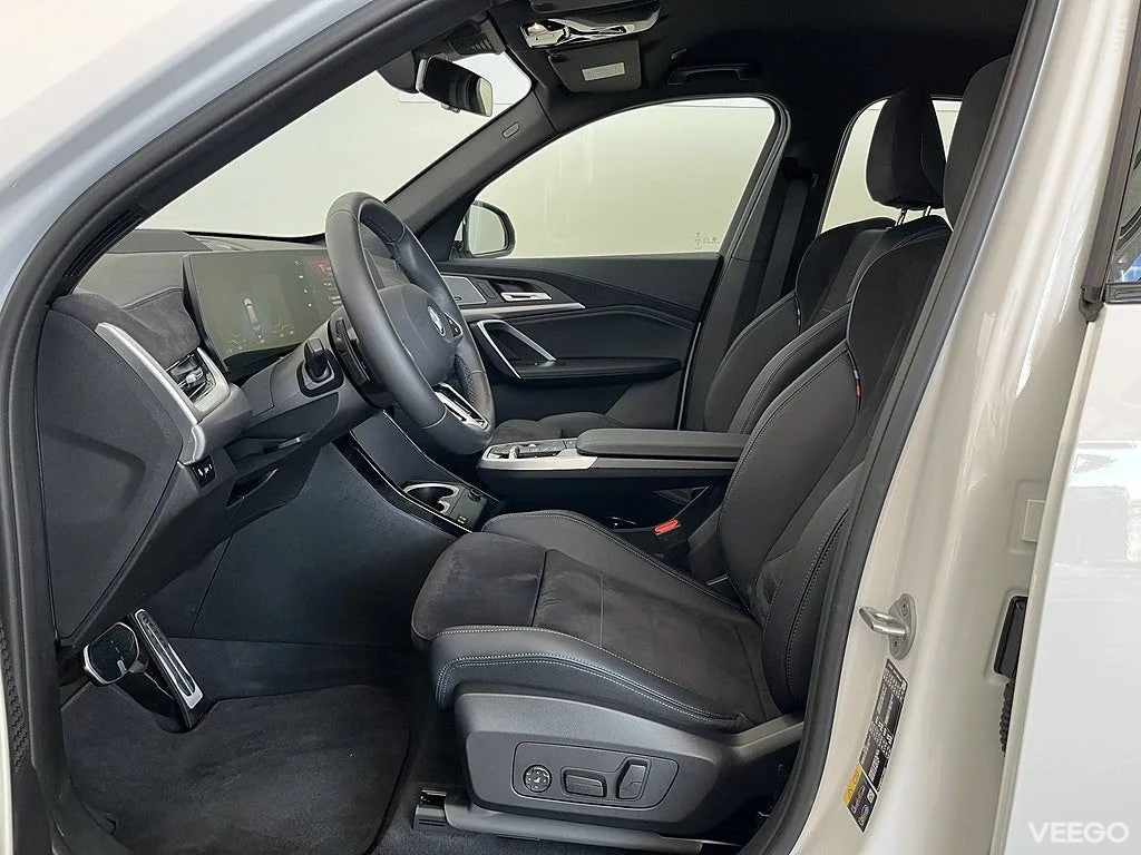 BMW iX1 eDrive20 M Sport Drag HiFi Elstolar Head-Up Rattvärme 0kW