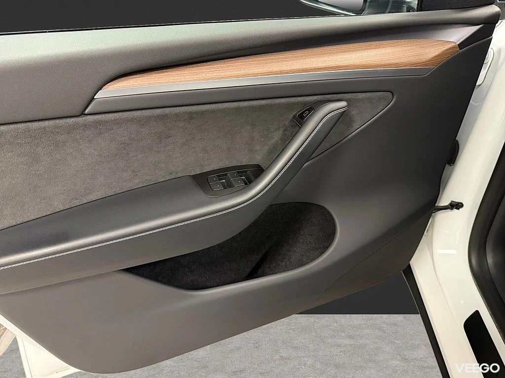Tesla Model Y Long Range AWD 514HK /Drag /Moms 378kW