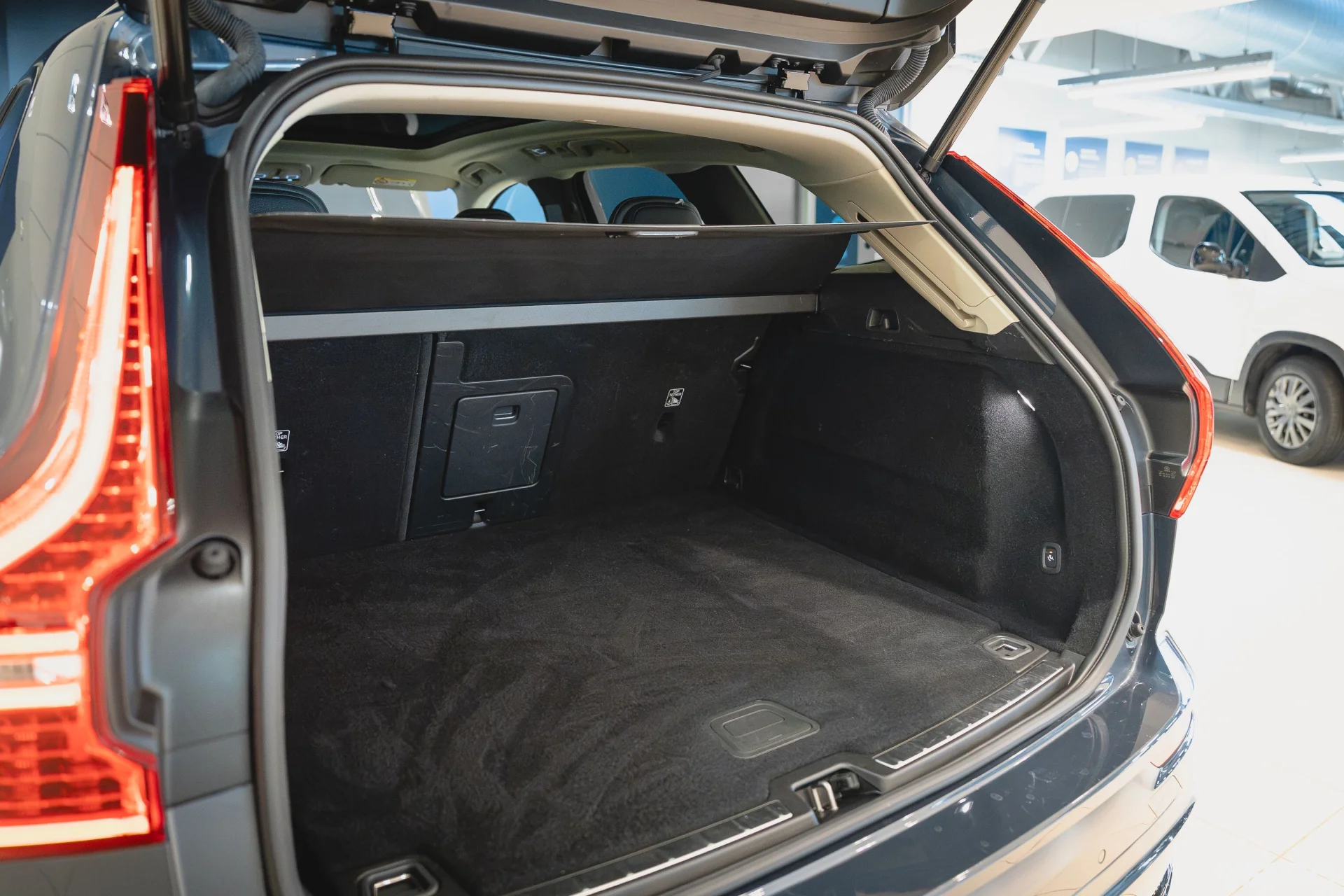 Volvo XC60 2.0 B4 Mild-Hybrid Plus Dark 2WD 2 145kW