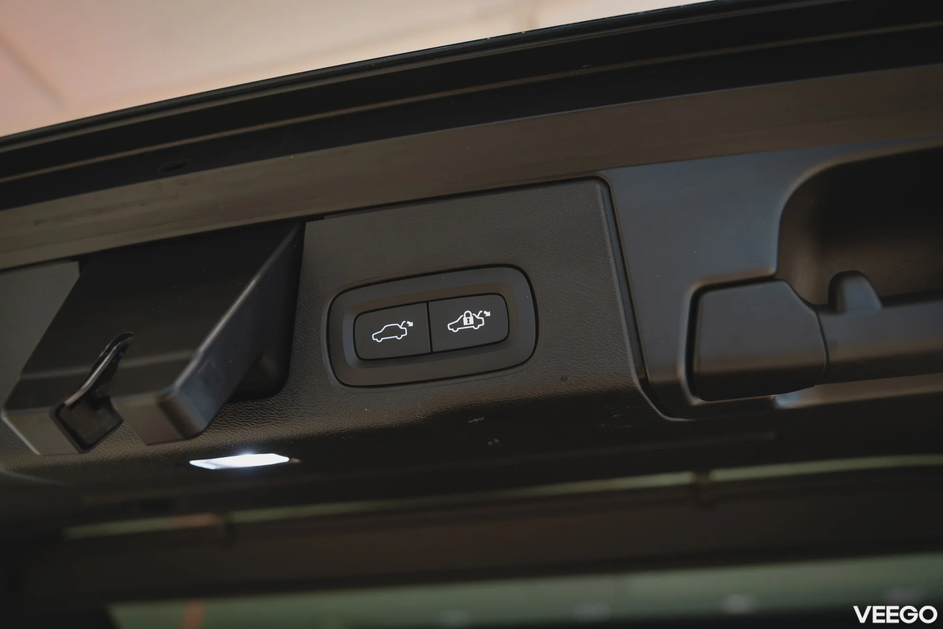 Volvo XC60 2.0 B4 Mild-Hybrid Plus Dark 2WD 2 145kW