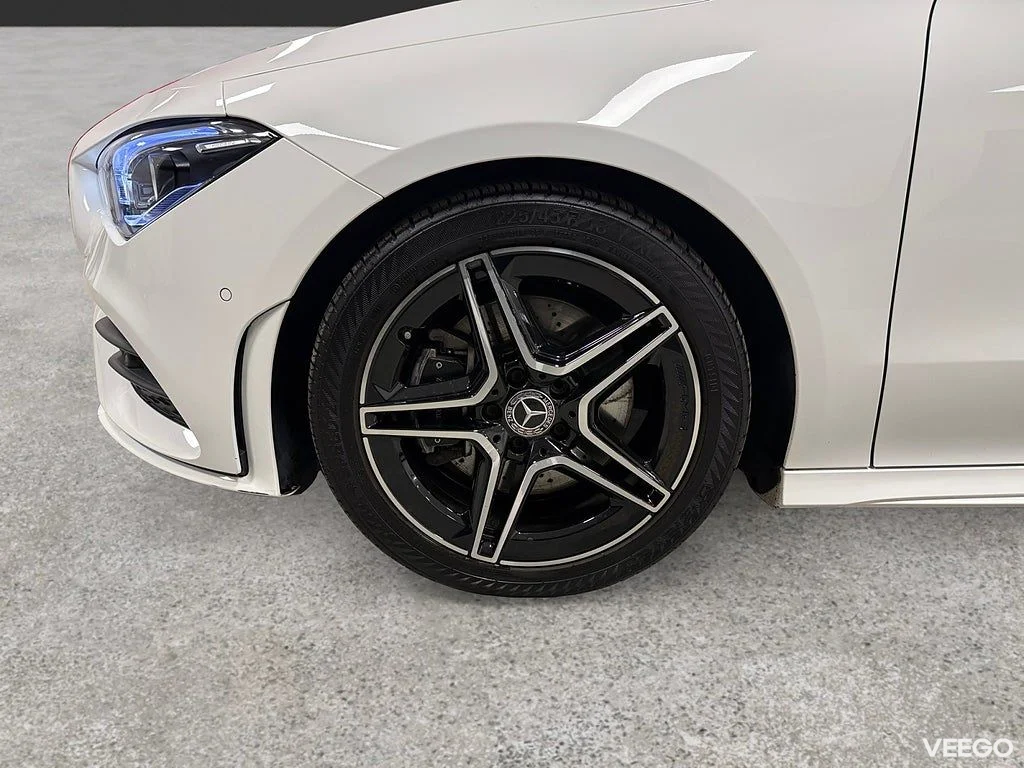 Mercedes-Benz CLA220 CLA 220 4M 190HK AMG /B-Kamera /CarPlay 140kW