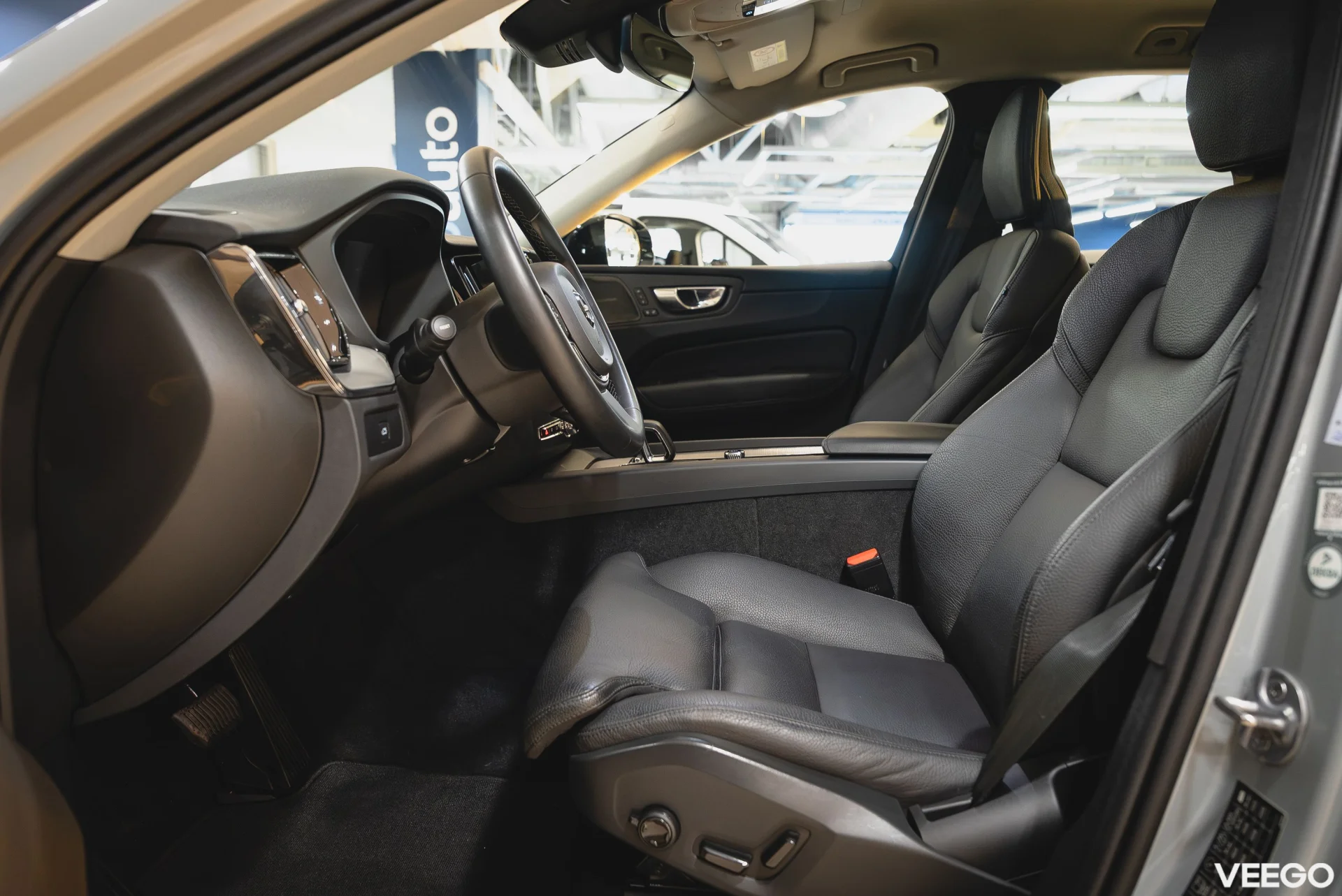 Volvo XC60 2.0 B4 Mild-Hybrid Plus Dark AWD 2 145kW