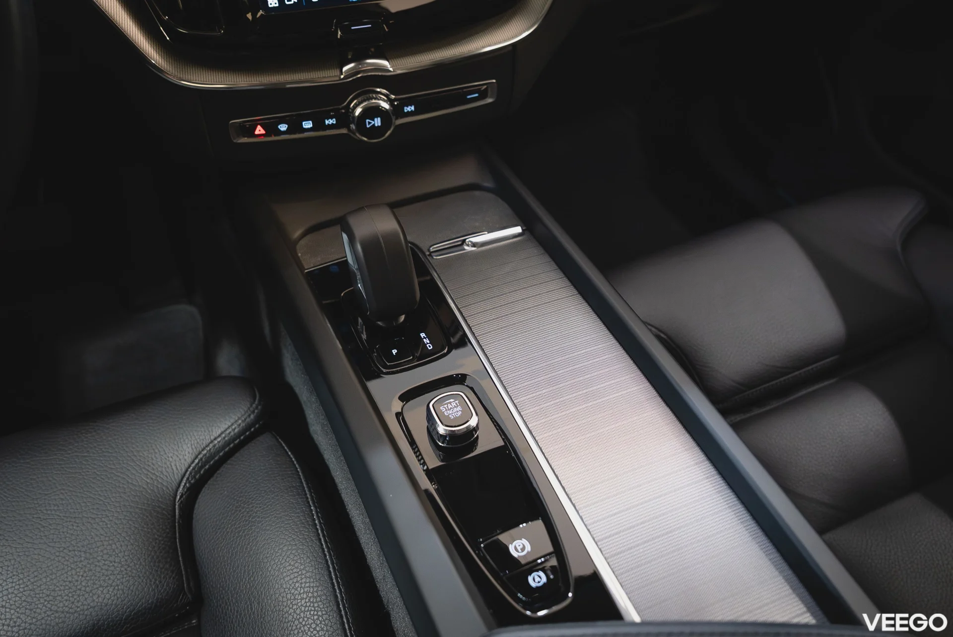 Volvo XC60 2.0 B4 Mild-Hybrid Plus Dark AWD 2 145kW