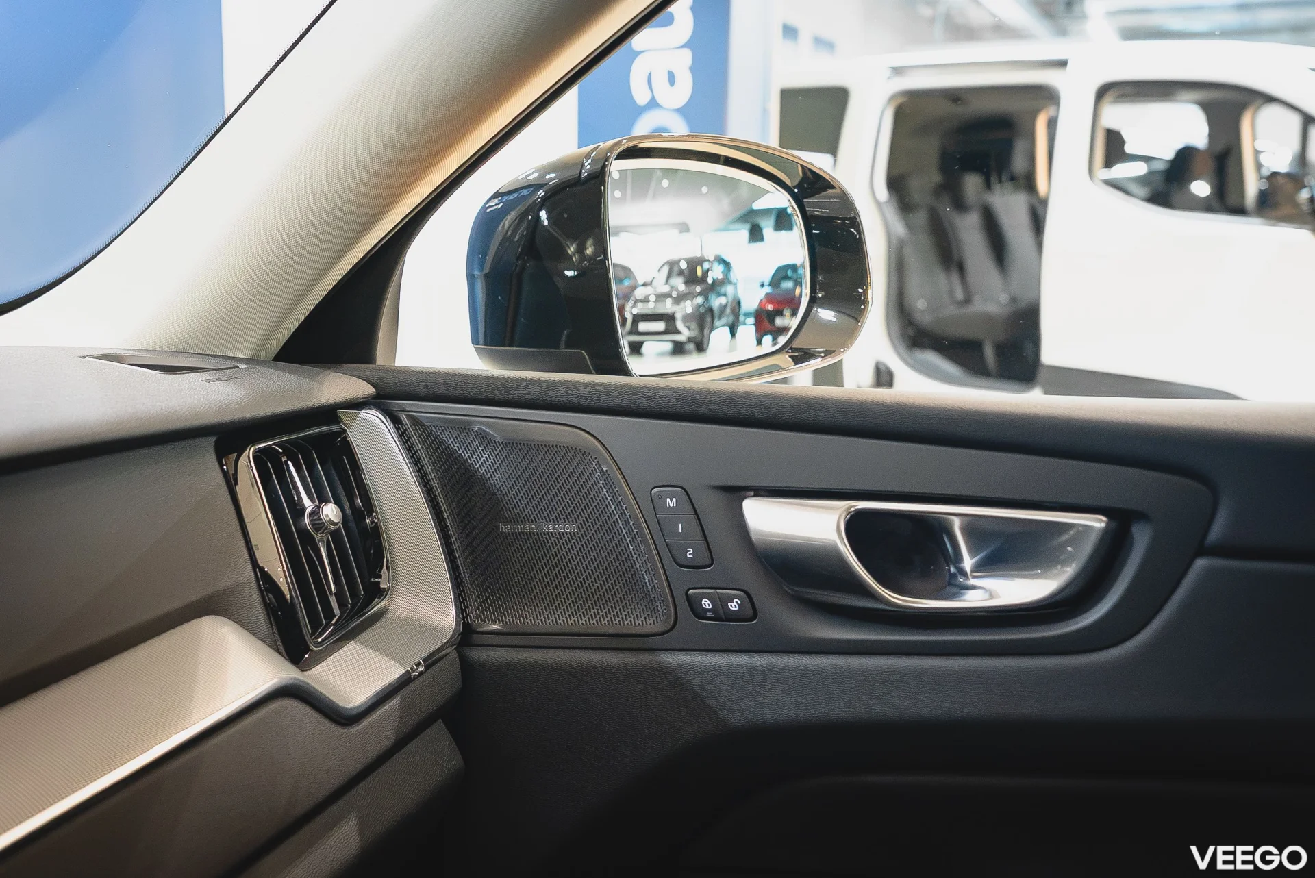 Volvo XC60 2.0 B4 Mild-Hybrid Plus Dark AWD 2 145kW