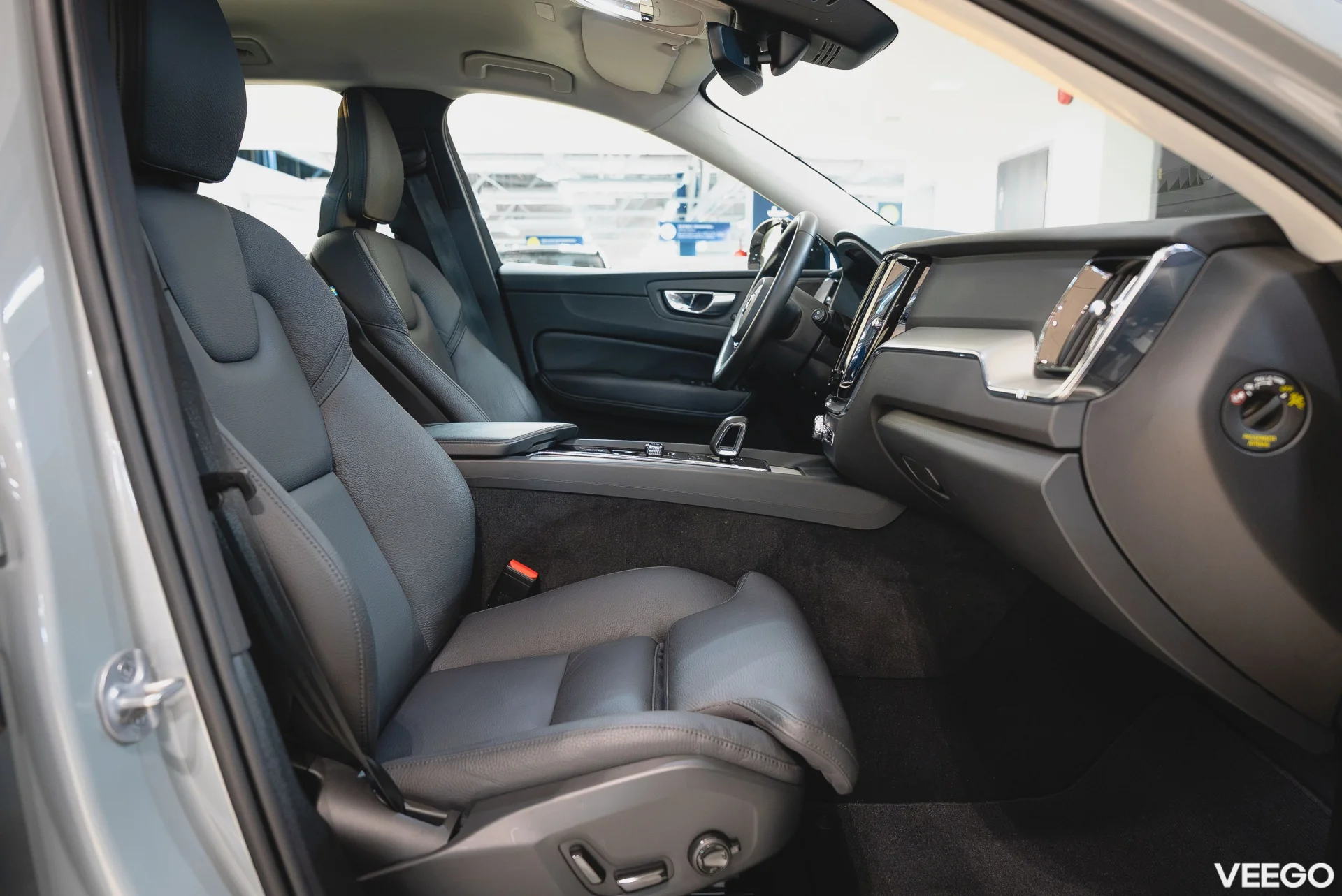 Volvo XC60 2.0 B4 Mild-Hybrid Plus Dark AWD 2 145kW