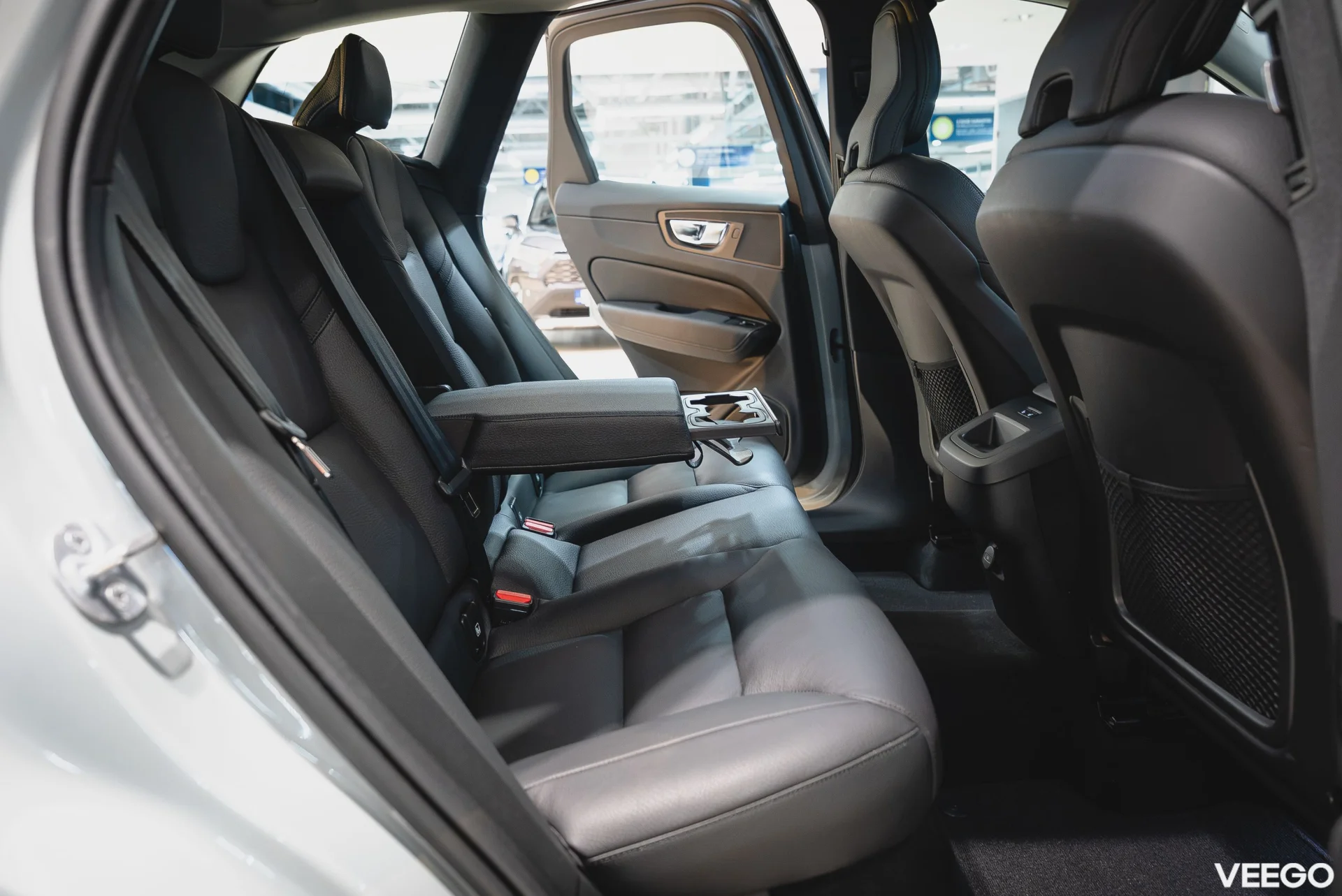 Volvo XC60 2.0 B4 Mild-Hybrid Plus Dark AWD 2 145kW
