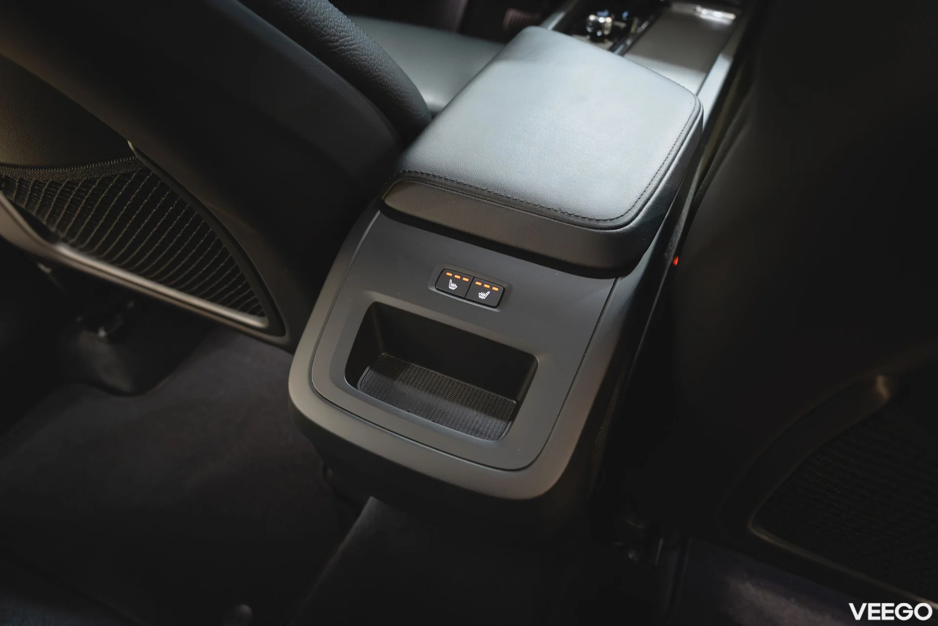 Volvo XC60 2.0 B4 Mild-Hybrid Plus Dark AWD 2 145kW