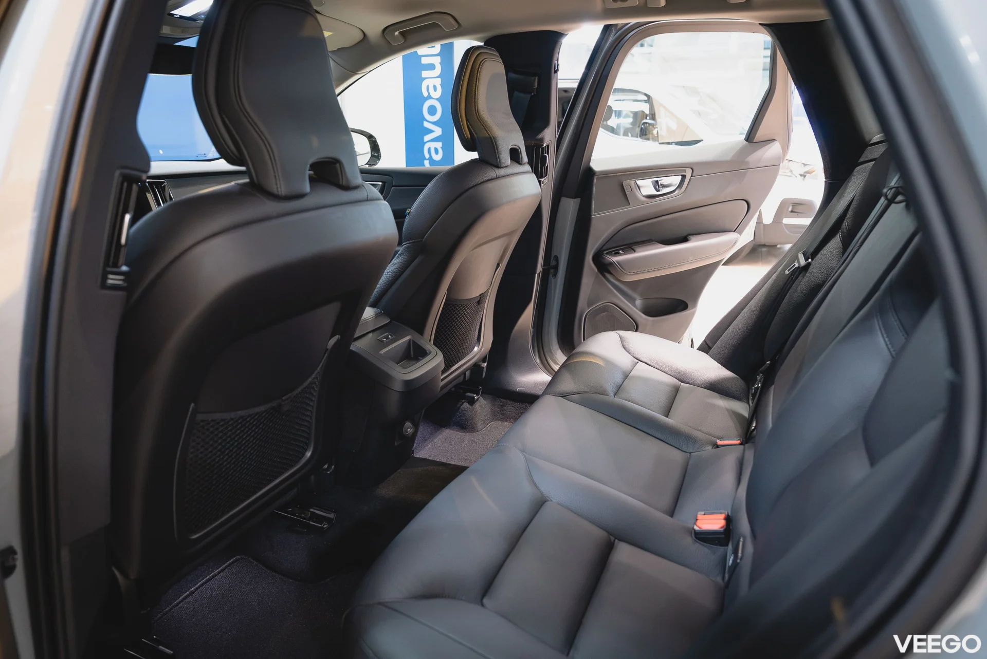 Volvo XC60 2.0 B4 Mild-Hybrid Plus Dark AWD 2 145kW