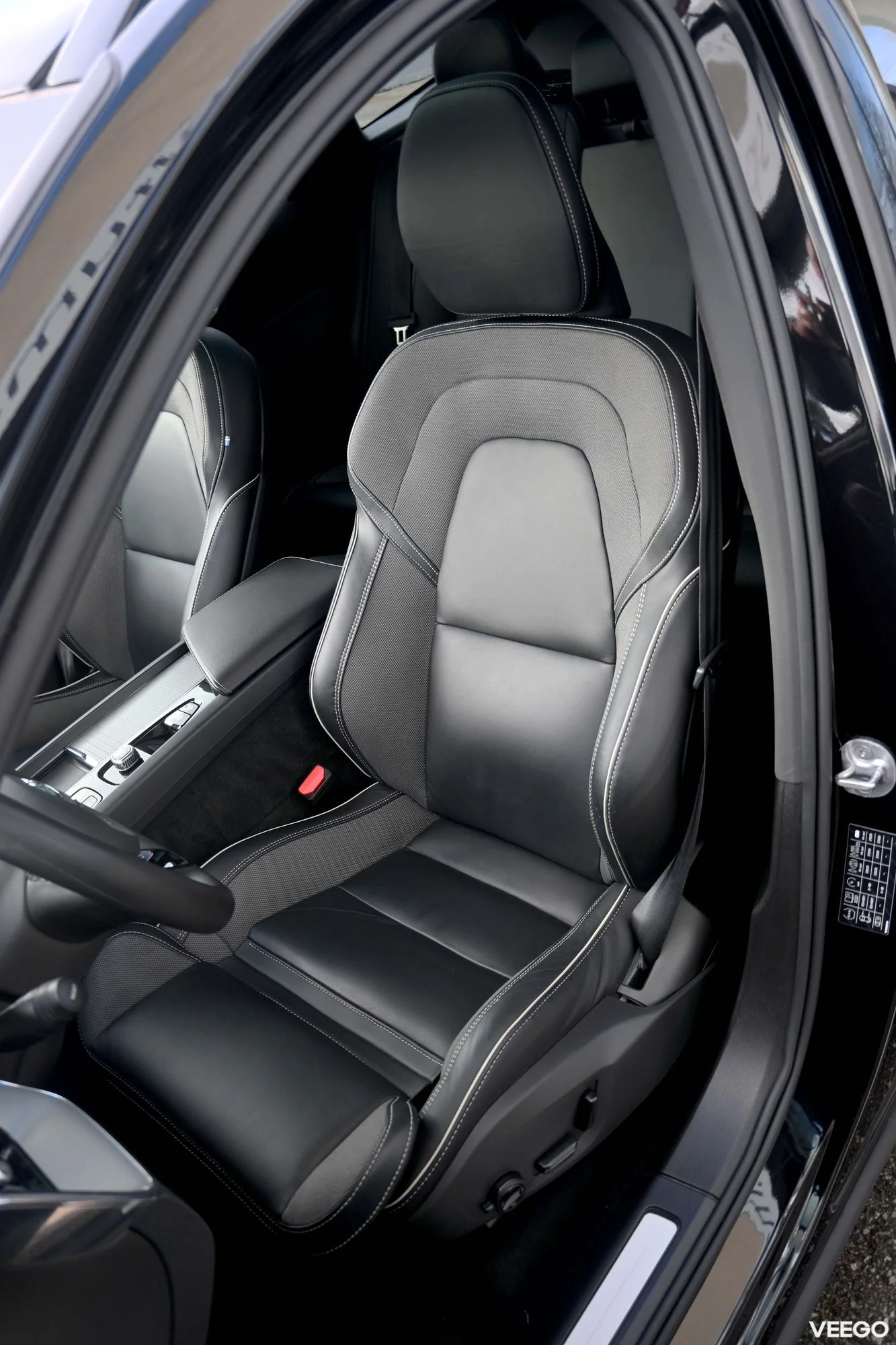 Volvo XC60 AWD H&K BLACK EDITION INTELLI SAFE PRO XENIUM 2 293kW
