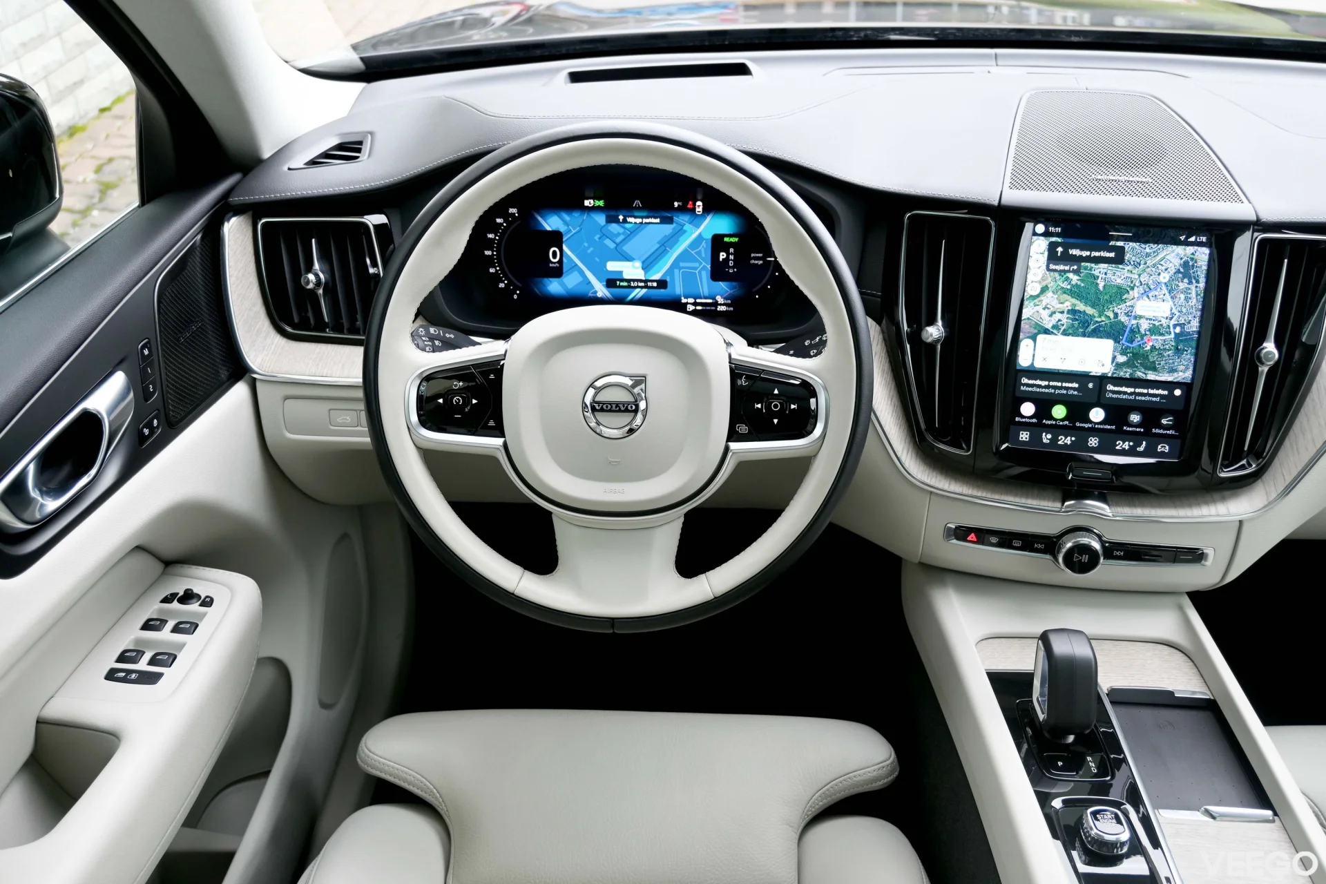 Volvo XC60 AWD H&K ULTIMATE BRIGHT XENIUM INTELLI SAFE 2 335kW