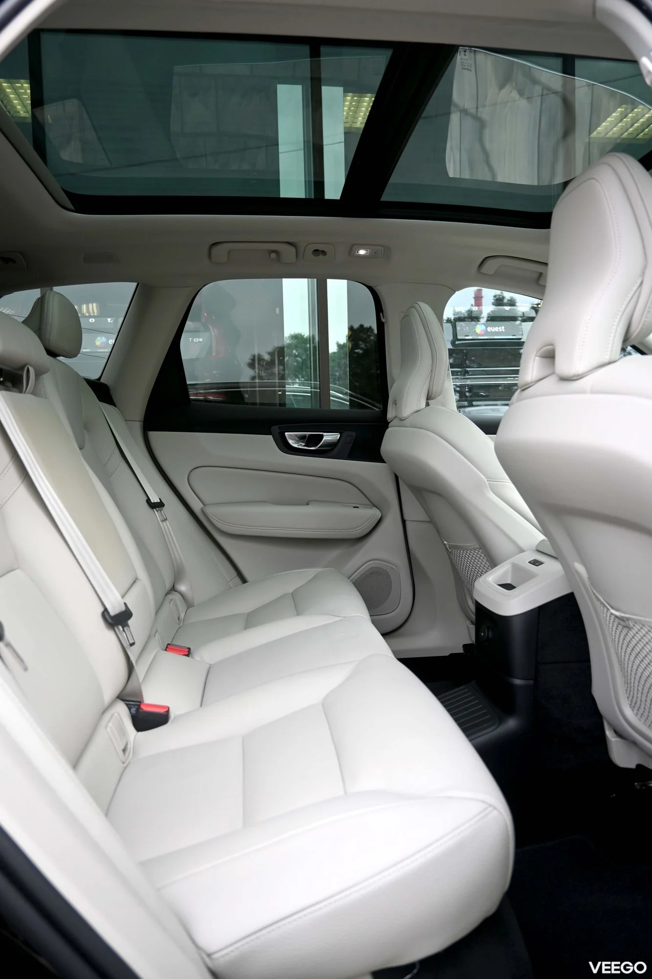 Volvo XC60 AWD H&K ULTIMATE BRIGHT XENIUM INTELLI SAFE 2 335kW