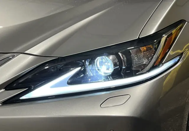 Image of Lexus ES 300h - 2.5 131kW