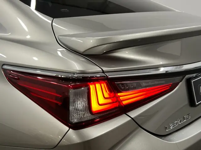 Image of Lexus ES 300h - 2.5 131kW