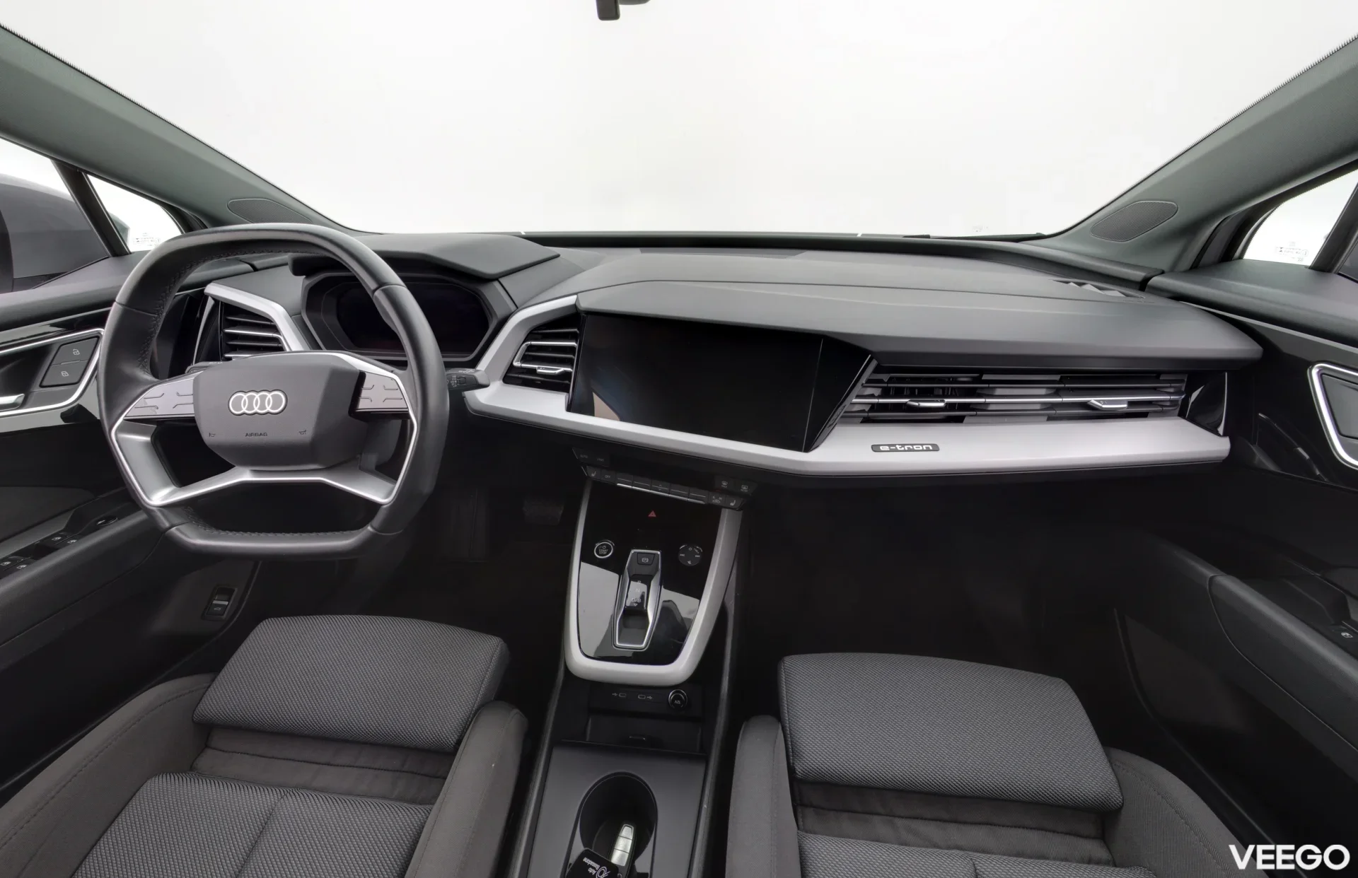 Audi Q4 e-tron 35 e-tron /TEHDASTAKUU VOIMASSA / NAVI / ADAPTIIVINEN VAKKARI / PERUUTUSKAMERA 125kW