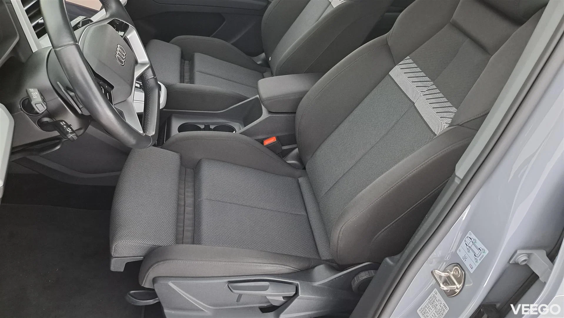 Audi Q4 e-tron 35 e-tron /TEHDASTAKUU VOIMASSA / NAVI / ADAPTIIVINEN VAKKARI / PERUUTUSKAMERA 125kW