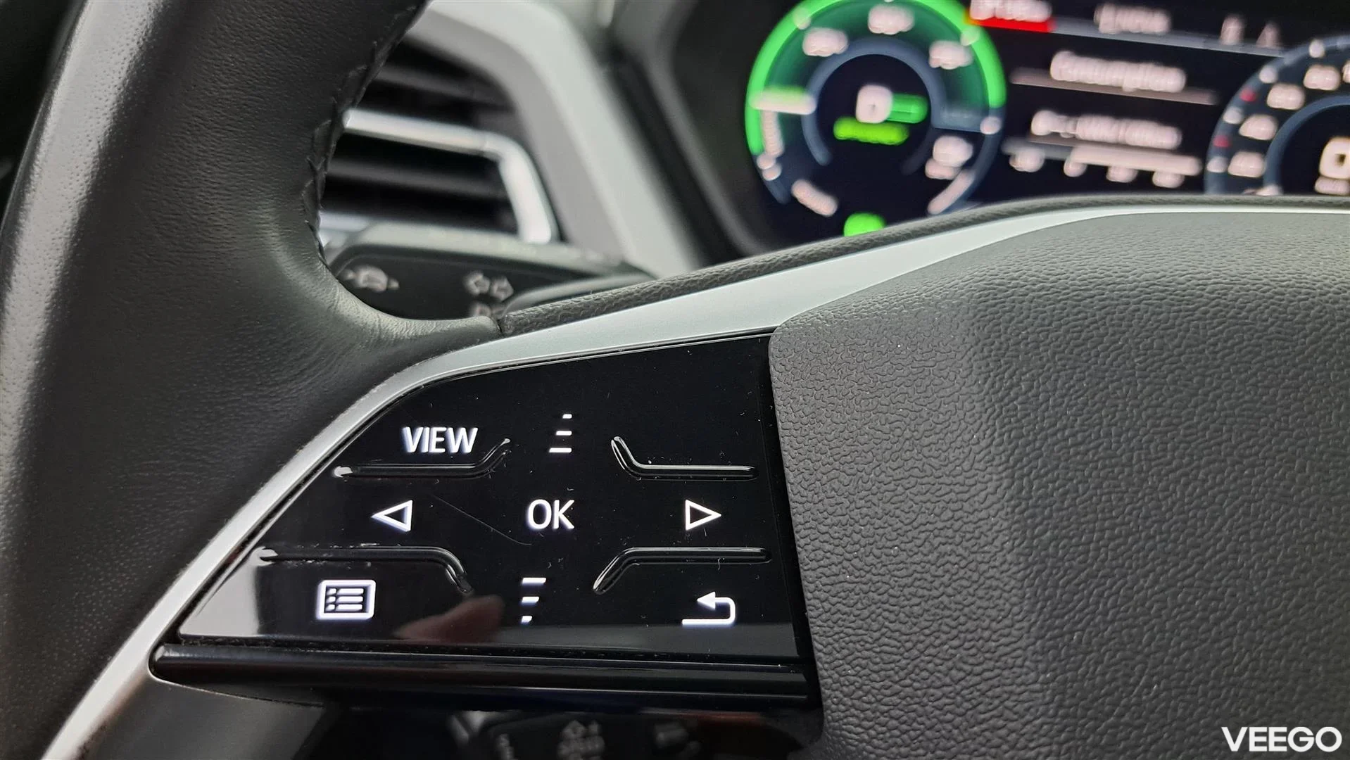 Audi Q4 e-tron 35 e-tron /TEHDASTAKUU VOIMASSA / NAVI / ADAPTIIVINEN VAKKARI / PERUUTUSKAMERA 125kW