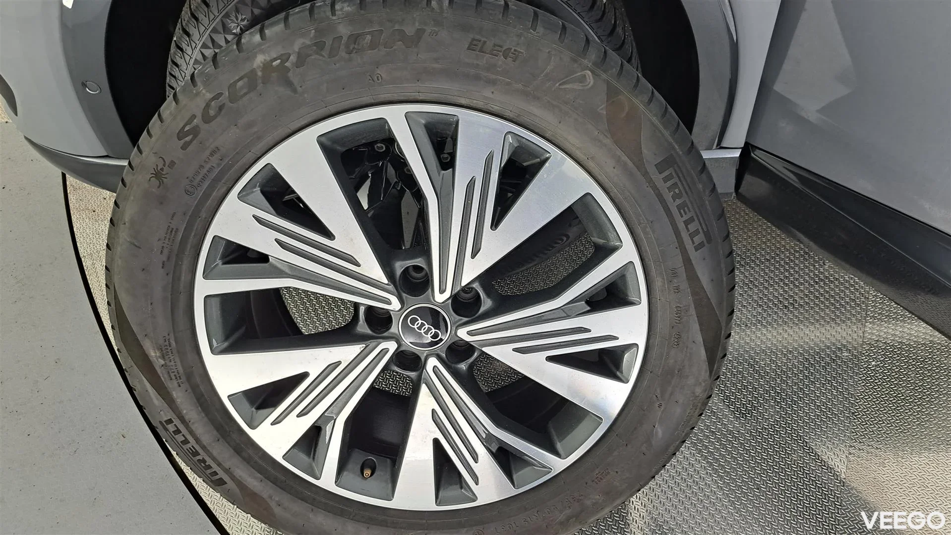 Audi Q4 e-tron 35 e-tron /TEHDASTAKUU VOIMASSA / NAVI / ADAPTIIVINEN VAKKARI / PERUUTUSKAMERA 125kW