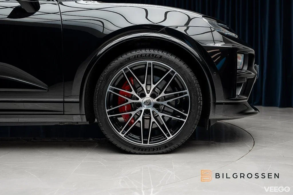 Porsche Macan Turbo Electric 585hk Burmester Hud P-Disp MOMS 430kW