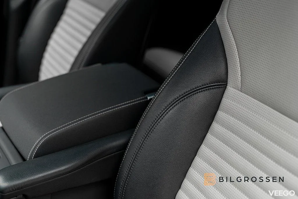 Land Rover Discovery D250 MHEV 249hk R Dynamic Pano 360 183kW