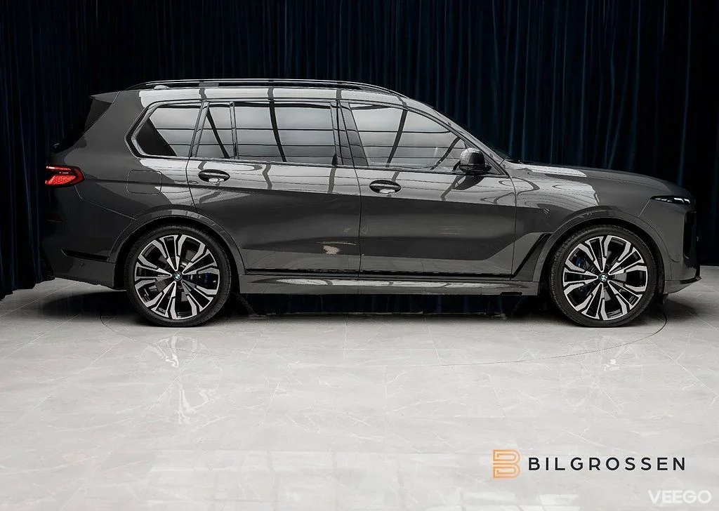 BMW X7 M60i xDrive M Sport Pro Executive SkyLounge B&W 390kW