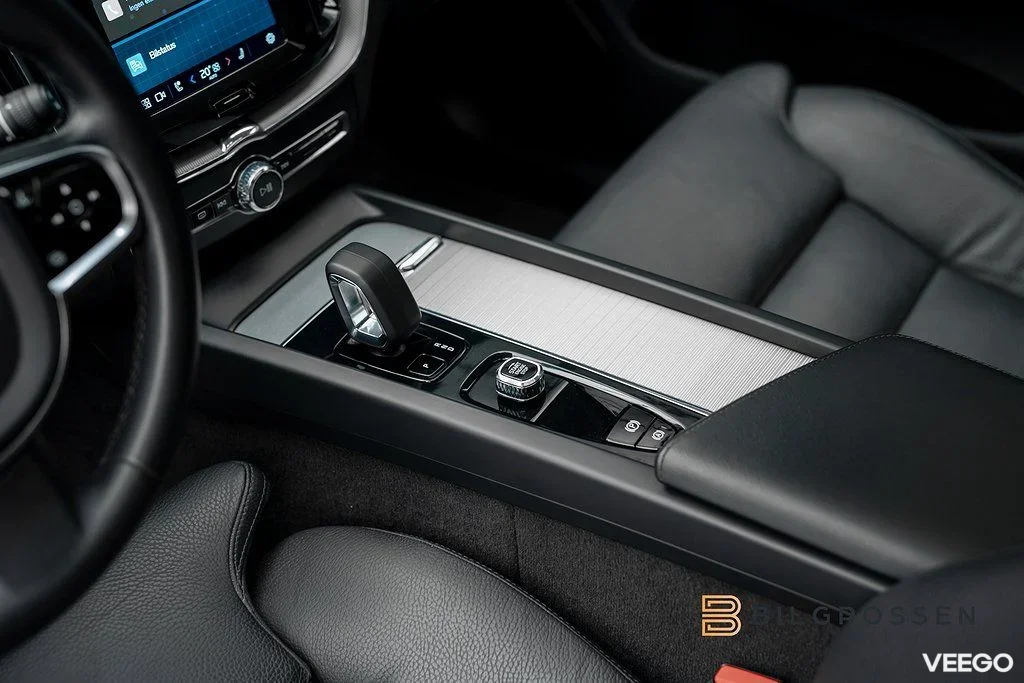 Volvo XC60 Recharge T6 AWD Plus Dark Panorama Drag 257kW