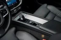 Volvo XC60 Recharge T6 AWD Plus Dark Panorama Drag 257kW thumbnail