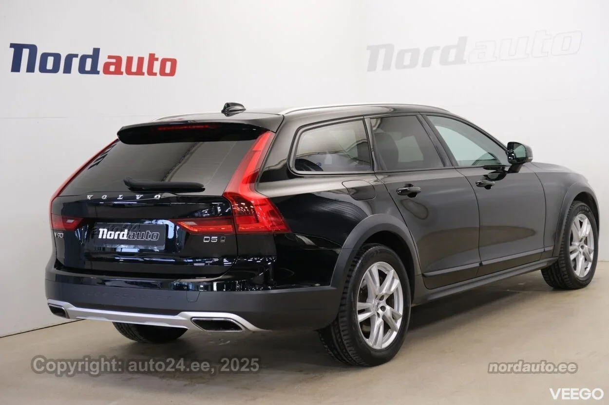 Volvo V90 Cross Country D5 AWD B&W 2 173kW