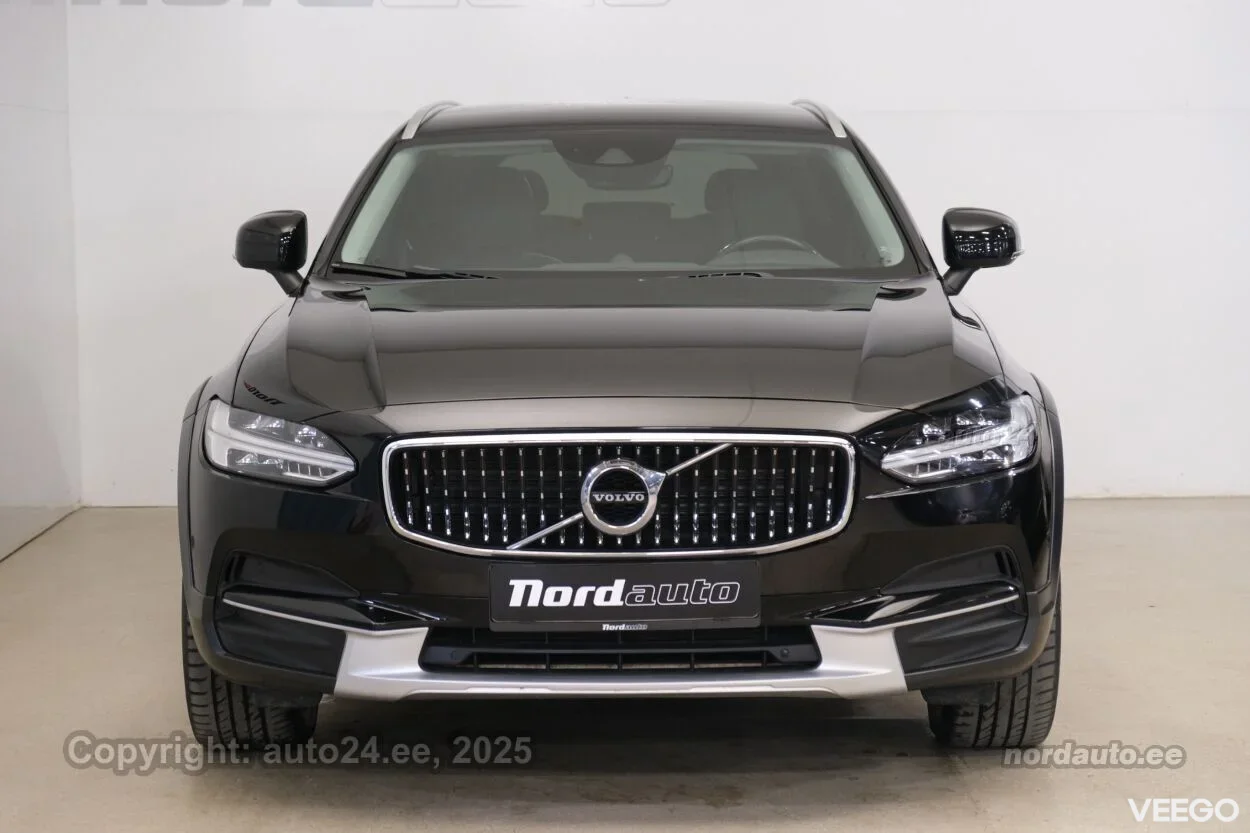 Volvo V90 Cross Country D5 AWD B&W 2 173kW